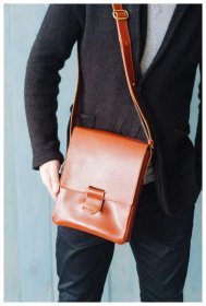 Мужская вертикальная кожаная сумка-мессенджер светло-коричневого цвета BlankNote Esquire 78603