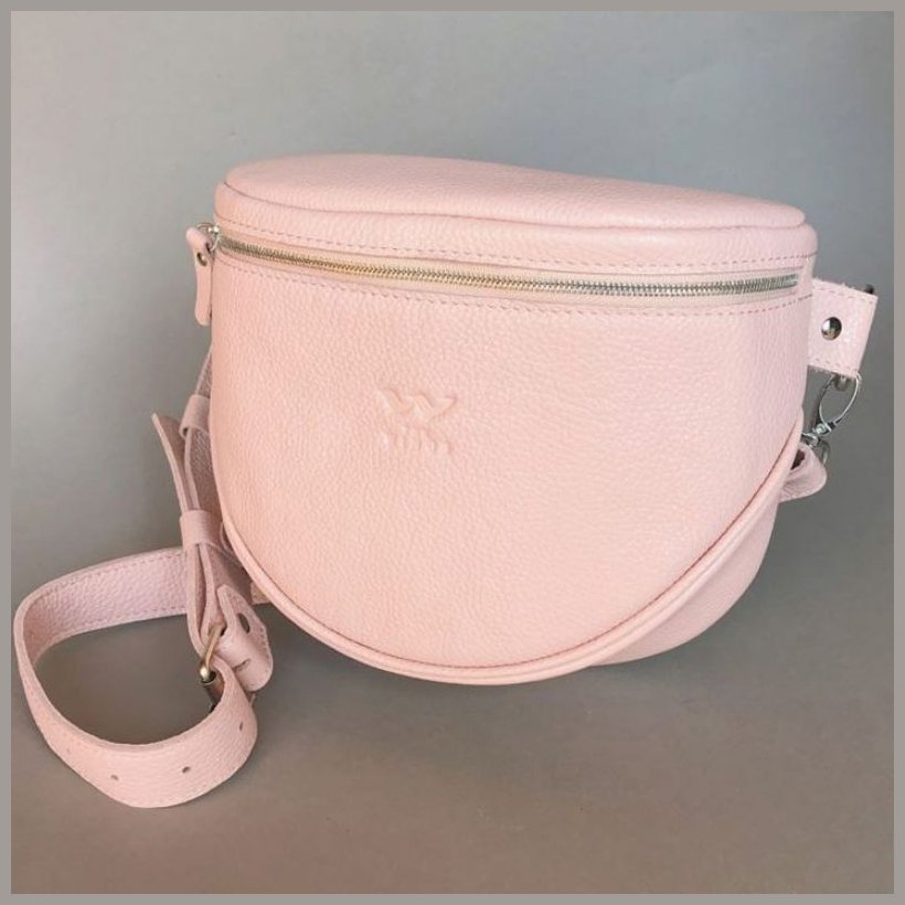 Шкіряна жіноча сумка-бананка середнього розміру в рожевому кольорі BlankNote Vacation 79103