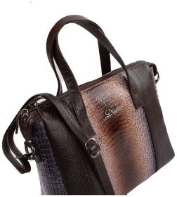 Кожаная женская сумка с тиснением под крокодила Desisan 81804 коричневого цвета