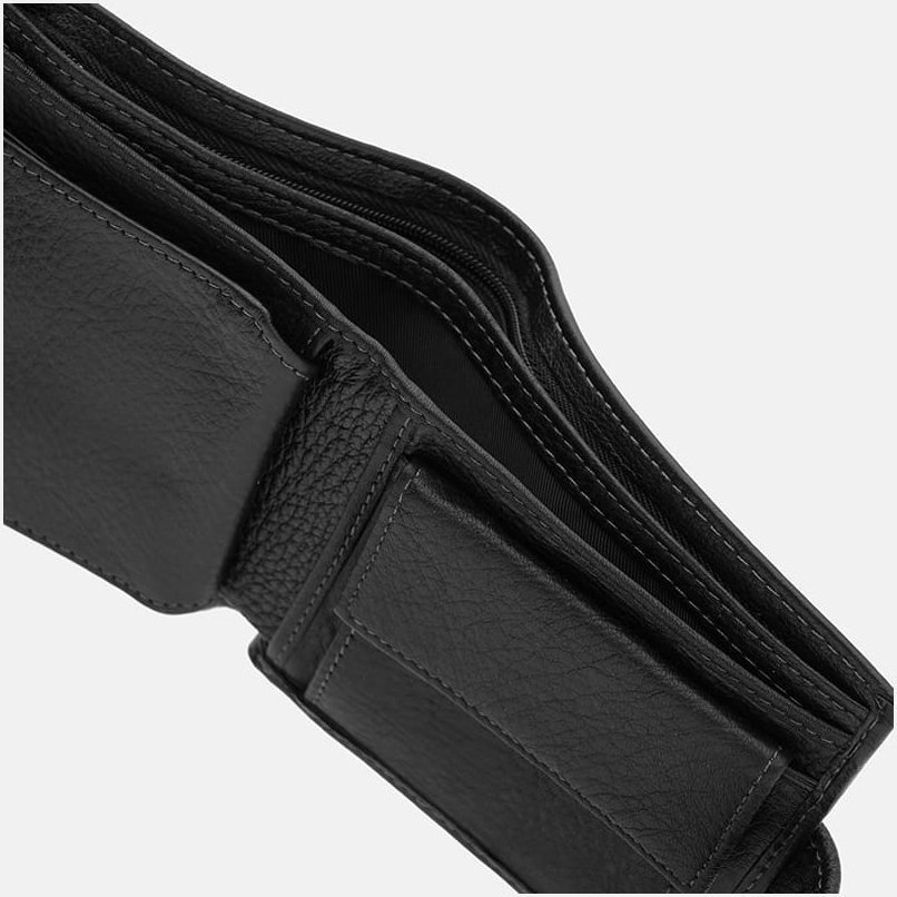Чоловічий шкіряний портмоне в чорному кольорі з хлястиком на кнопці Ricco Grande 65004