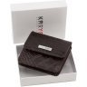Темно-коричневий гаманець з фактурної шкіри під крокодила KARYA (1106-57) - 6