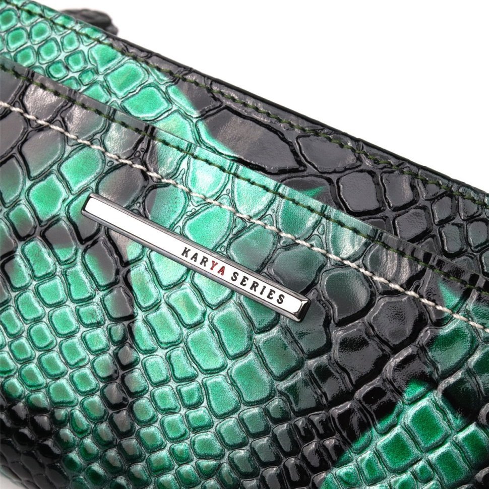 Лаковий жіночий горизонтальний гаманець зеленого кольору з натуральної шкіри під змію KARYA (2421091)