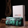 Лаковий жіночий горизонтальний гаманець зеленого кольору з натуральної шкіри під змію KARYA (2421091) - 10