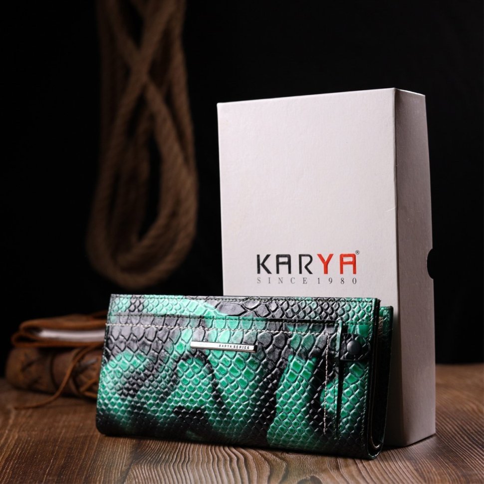 Лаковый женский горизонтальный кошелек зеленого цвета из натуральной кожи под змею KARYA (2421091) 