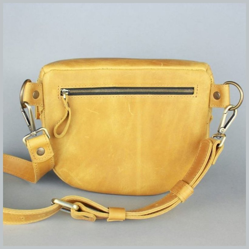 Желтая женская сумка-бананка из винтажной кожи BlankNote Vacation 79105