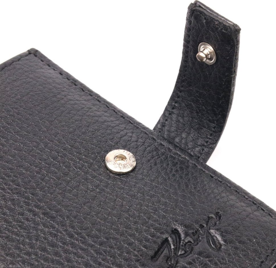 Мужское портмоне из натуральной зернистой кожи черного цвета с хлястиком на кнопке KARYA (2420992)