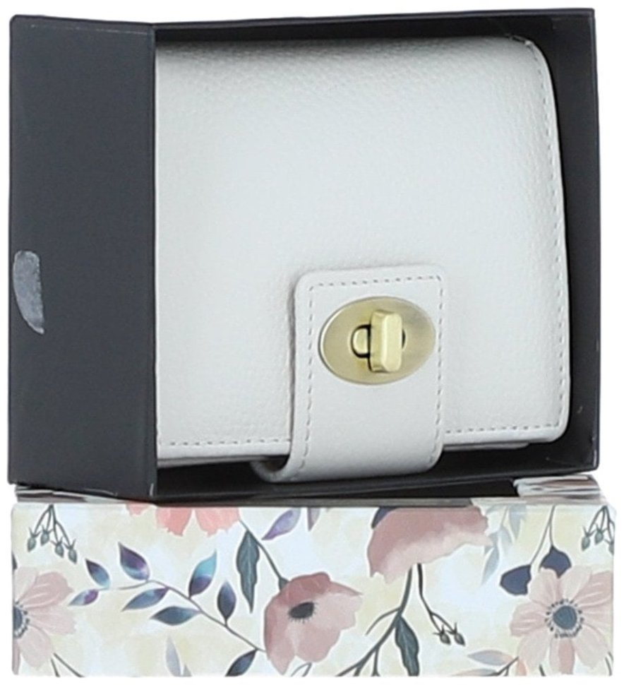 Кожаный женский кошелек на застежке с монетницей на молнии Ashwood Y60 белого цвета 108006 modnotak фото №3