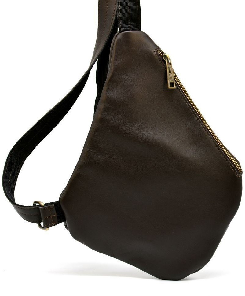 Мужская кожаная сумка-слинг коричневого цвета с металлической фурнитурой TARWA (19688)