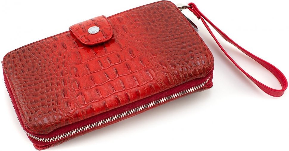 Жіночий шкіряний гаманець-клатч червоного кольору з фактурою під рептилію KARYA (19967)