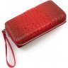 Женский кожаный кошелек-клатч красного цвета с фактурой под рептилию KARYA (19967) - 4