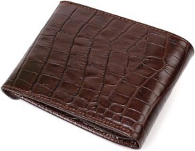 Мужское портмоне коричневого цвета из натуральной кожи с тиснением под крокодила на кнопке BOND (2421990)