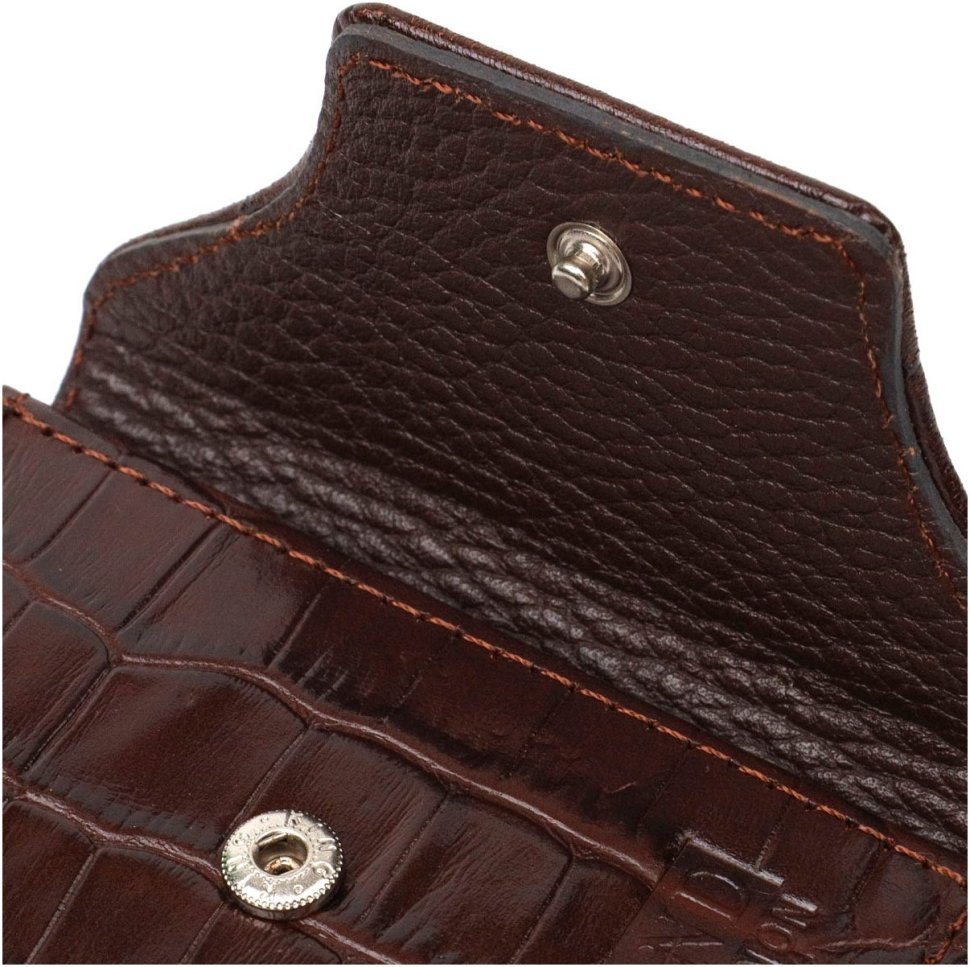 Мужское портмоне коричневого цвета из натуральной кожи с тиснением под крокодила на кнопке BOND (2421990)
