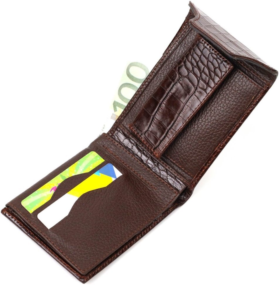 Чоловічий портмоне коричневого кольору з натуральної шкіри з тисненням під крокодила на кнопці BOND (2421990)