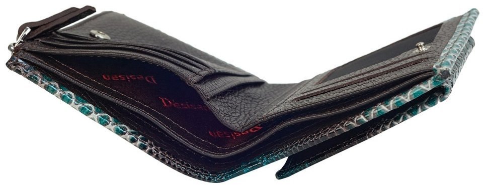 Компактний лаковий жіночий гаманець зі шкіри з фактурою під рептилію Desisan 107307 зеленого кольору на кнопці modnotak фото №4
