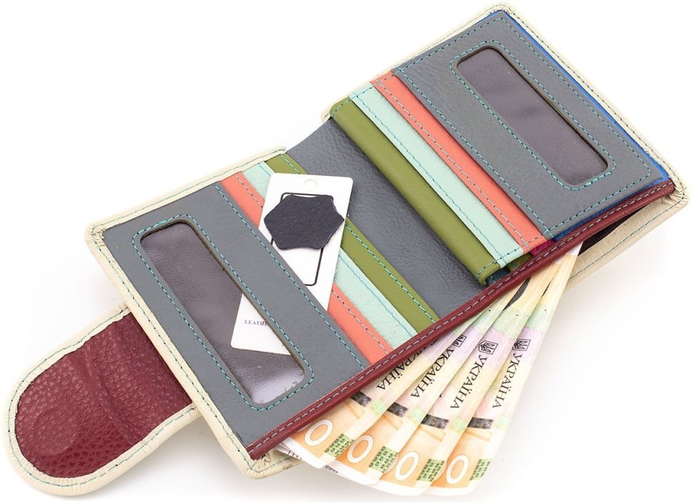 Жіночий гаманець із натуральної шкіри молочного кольору з хлястиком на магніті ST Leather 1767307