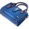 Мініатюрна жіноча сумка синього кольору з натуральної шкіри з фактурою під крокодила KARYA (2420894) - 3