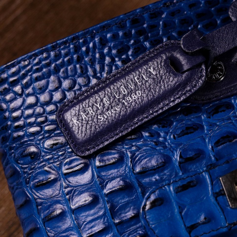Миниатюрная женская сумка синего цвета из натуральной кожи с фактурой под крокодила KARYA (2420894)