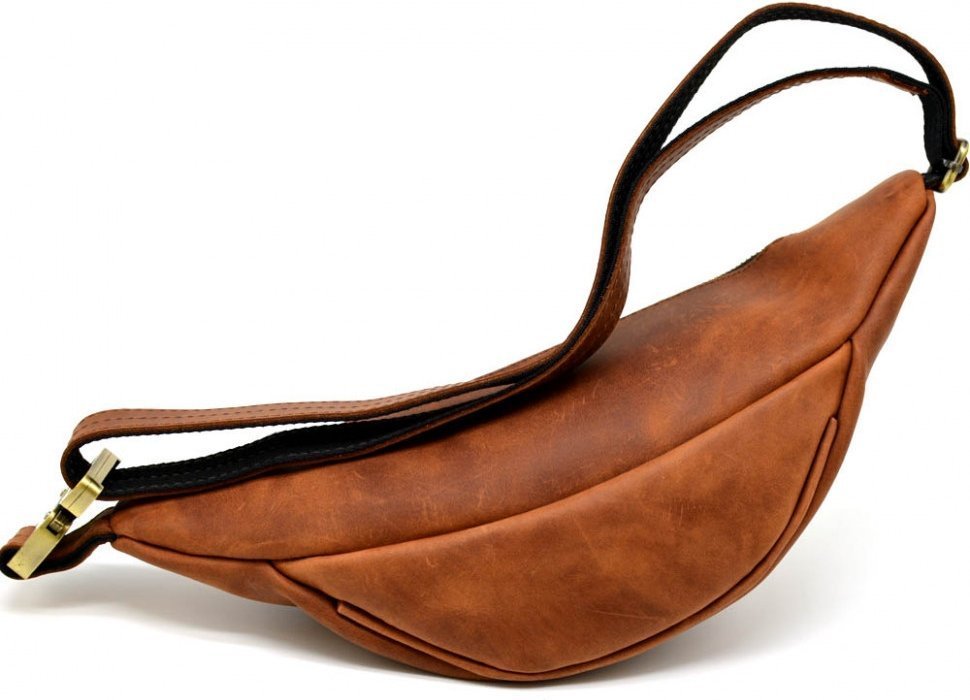 Світло-коричнева сумка-бананка із вінтажної шкіри від українського бренду TARWA (19881)