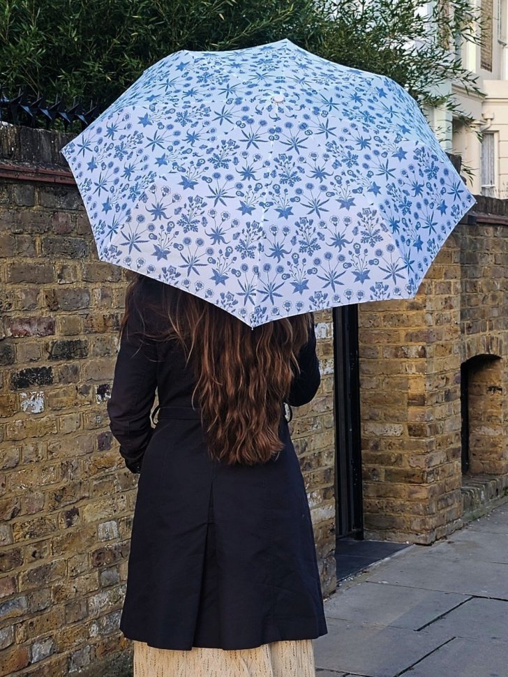 Женский зонт Fulton L907-041826 Morris & Co Minilite-2 UV Daisy Blue Ivory (механика, складной, UPF 50+, синего цвета с узором цветов) 108009 фото №5 Женский зонт Fulton L907-041826 Morris & Co Minilite-2 UV Daisy Blue Ivory (механика, складной, UPF 50+, синего цвета с узором цветов) 108009 modnotak фото №5