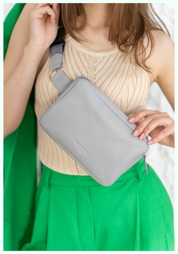 Шкіряна жіноча поясна сумка сірого кольору BlankNote Dropbag Mini 78609