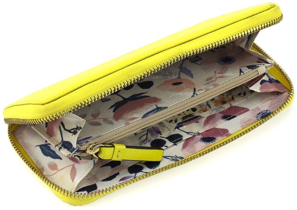 Жовтий місткий жіночий гаманець із фактурної шкіри горизонтального типу Ashwood 69609