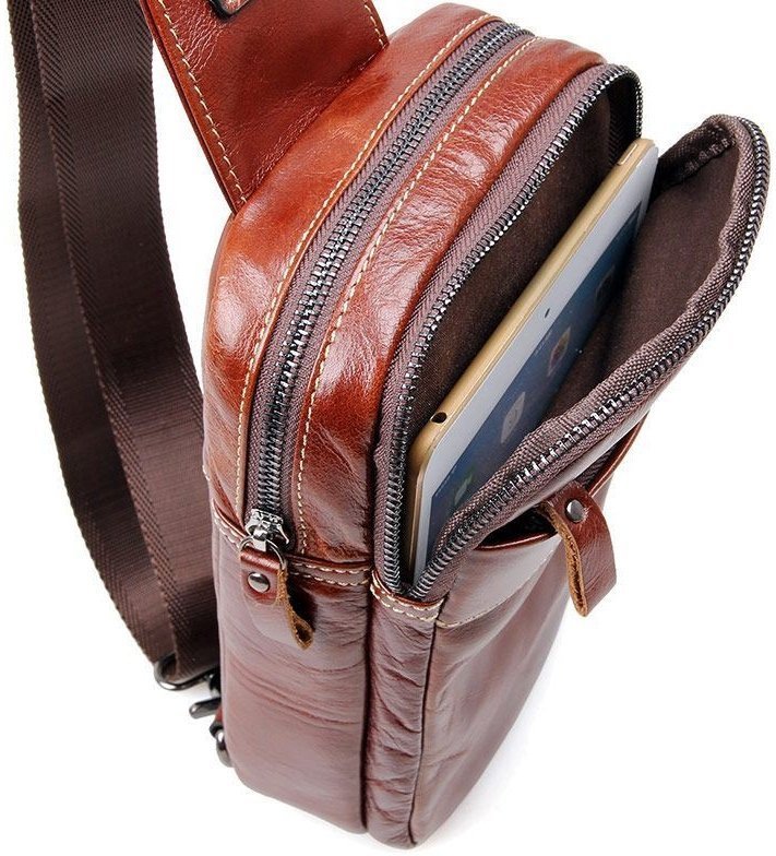 Вертикальная мужская сумка-слинг из качественной кожи коричневого цвета на два отдела John McDee (19695)
