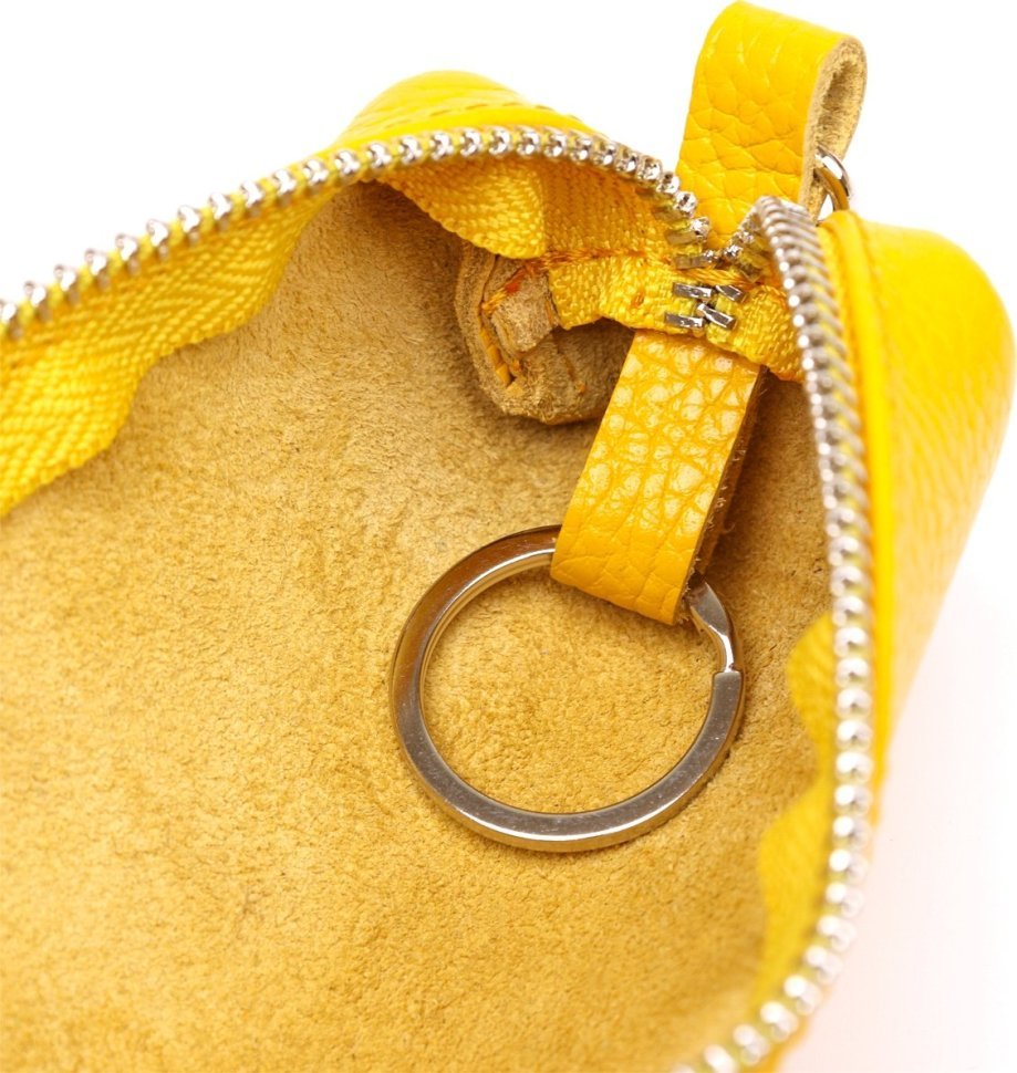 Яскрава жіноча ключниця жовтого кольору із фактурної шкіри на змійці Shvigel (2416540)