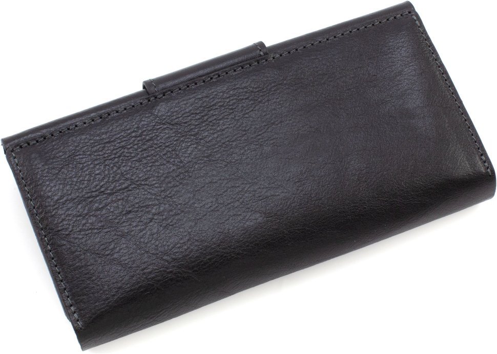 Крупный кожаный кошелек черного цвета с хлястиком на магните Grande Pelle 67810
