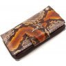 Жіночий горизонтальний гаманець коричневого кольору із лакової шкіри під змію KARYA (19590) - 6