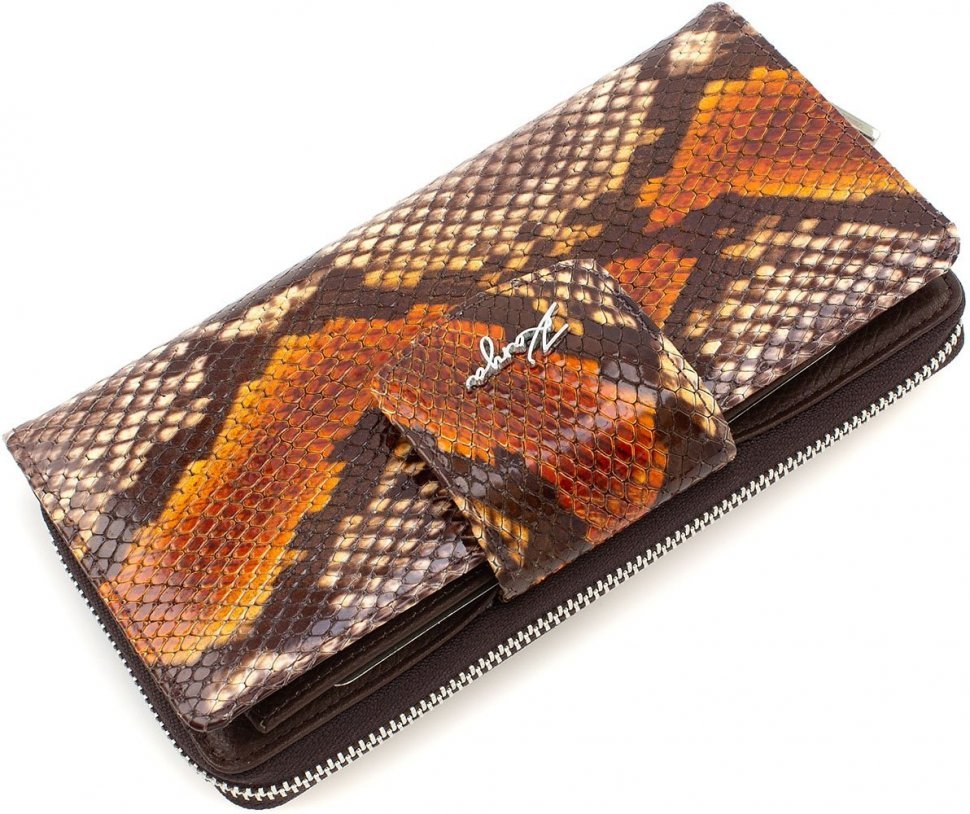 Жіночий горизонтальний гаманець коричневого кольору із лакової шкіри під змію KARYA (19590)