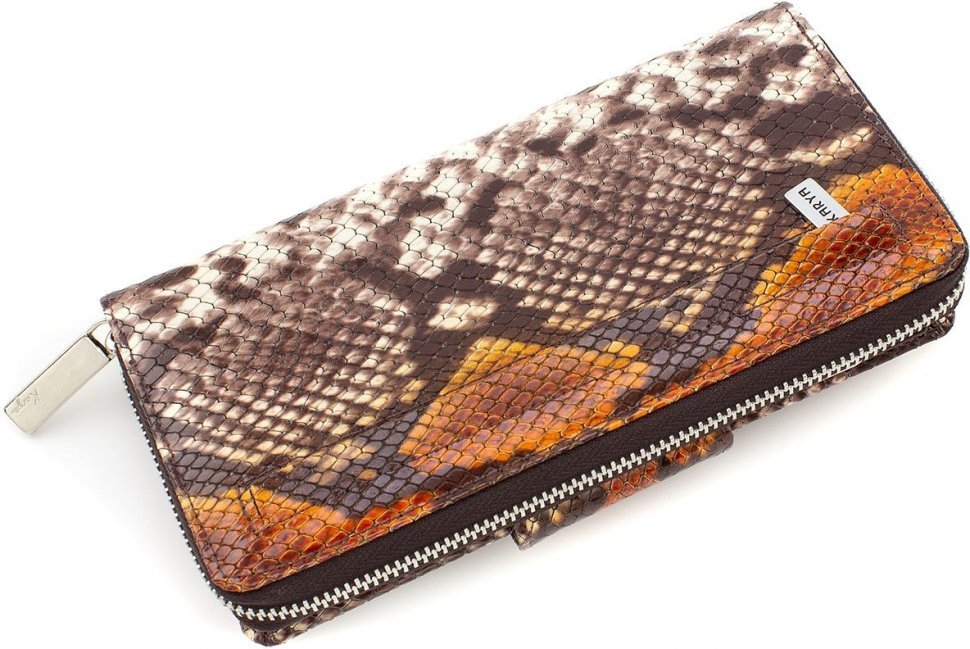Жіночий горизонтальний гаманець коричневого кольору із лакової шкіри під змію KARYA (19590)