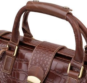 Кожаная добротная дорожная сумка коричневого цвета с фактурой под рептилию Vintage (14285)