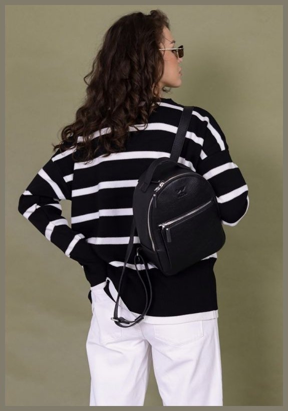 Чорний жіночий рюкзак-сумка з натуральної шкіри із вираженою фактурою BlankNote Groove S 79011