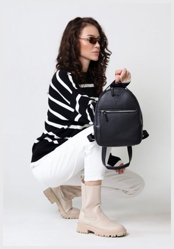 Чорний жіночий рюкзак-сумка з натуральної шкіри із вираженою фактурою BlankNote Groove S 79011