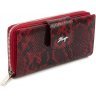 Великий жіночий гаманець із лакової шкіри червоного кольору з принтом KARYA (19589) - 1