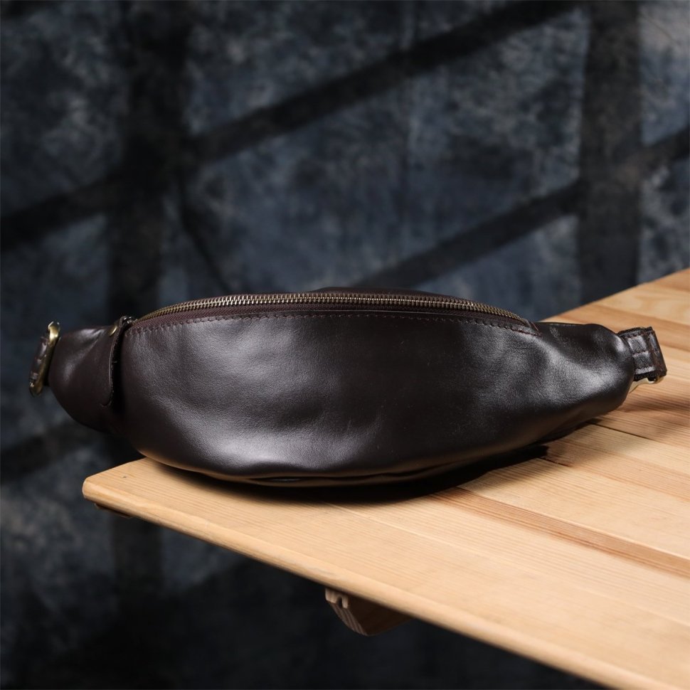 Стильная мужская сумка-бананка из натуральной кожи коричневого цвета Shvigel 95112 modnotak фото №9