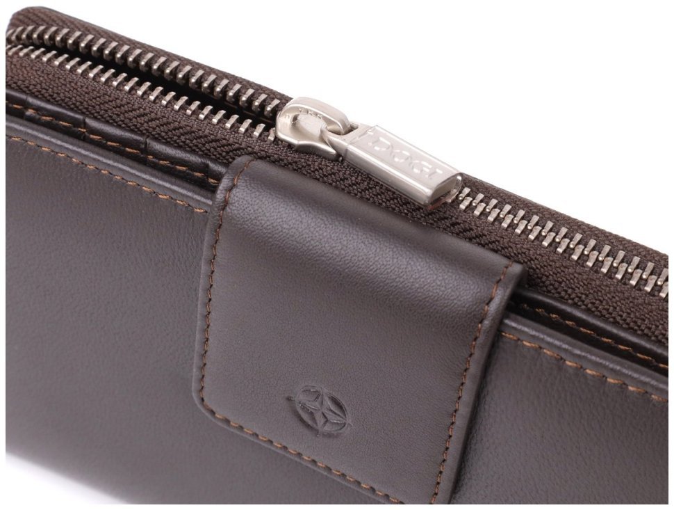 Вместительный женский кошелек из гладкой кожи с отделением на молнии для купюр и карт на кнопке Tony Perotti коричневого цвета 108512 modnotak фото №5