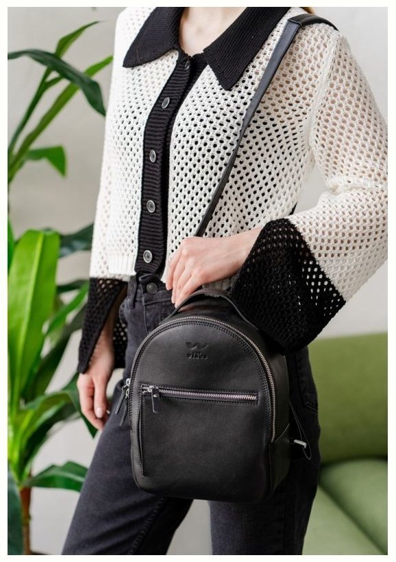 Женский рюкзак-сумка из гладкой кожи классического черного цвета BlankNote Groove S 79012