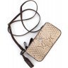 Стильна жіноча шкіряна сумка-кроссбоді у бежево-коричневому кольорі KARYA (19610) - 4