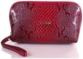 Червона жіноча косметичка із лакованої шкіри під змію Desisan 79812