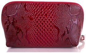 Червона жіноча косметичка із лакованої шкіри під змію Desisan 79812