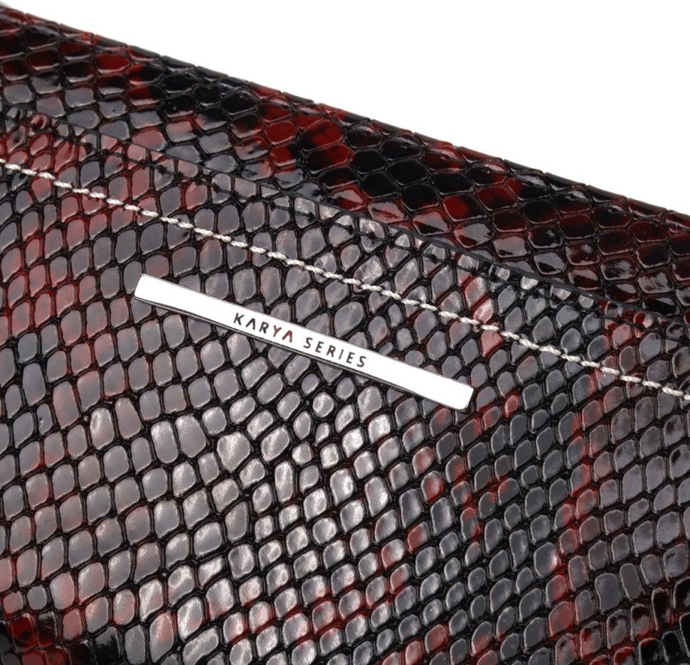 Черно-красный женский горизонтальный кошелек из натуральной лаковой кожи под рептилию KARYA (2421099)