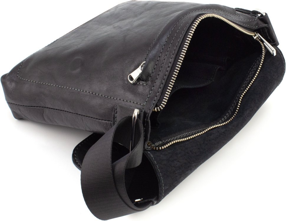 Чоловіча шкіряна сумка-планшет чорного кольору із клапаном на магнітах Grande Pelle 67813