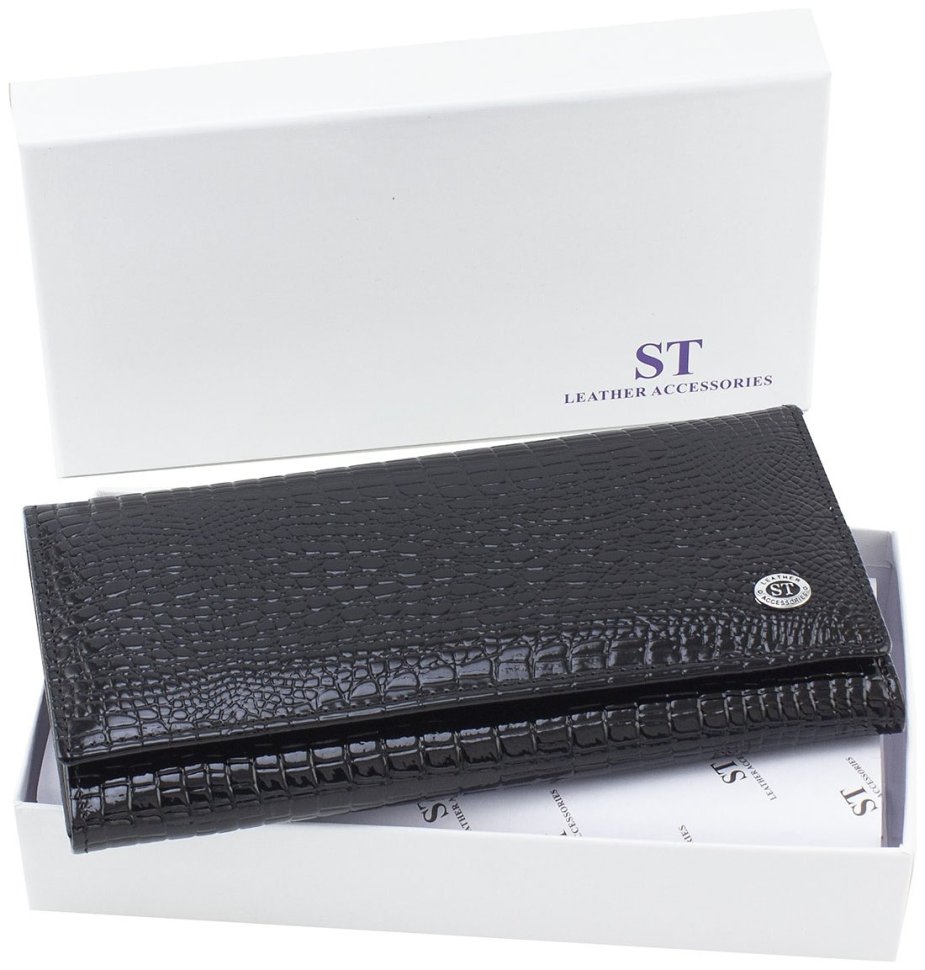 Класичний жіночий чорний гаманець із лакованої шкіри із клапаном на магнітах ST Leather 70814