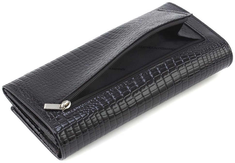 Класичний жіночий чорний гаманець із лакованої шкіри із клапаном на магнітах ST Leather 70814