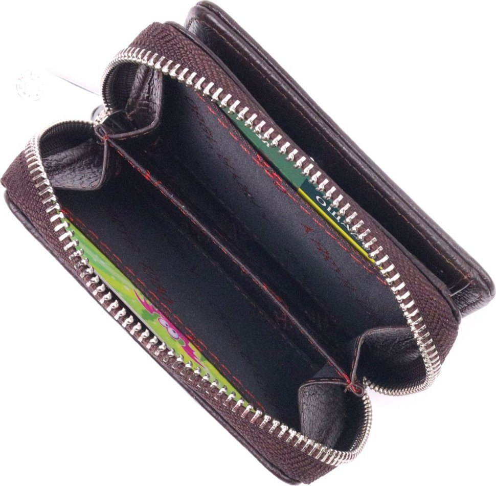 Невеликий жіночий гаманець із фактурної шкіри темно-коричневого кольору KARYA (2421412)
