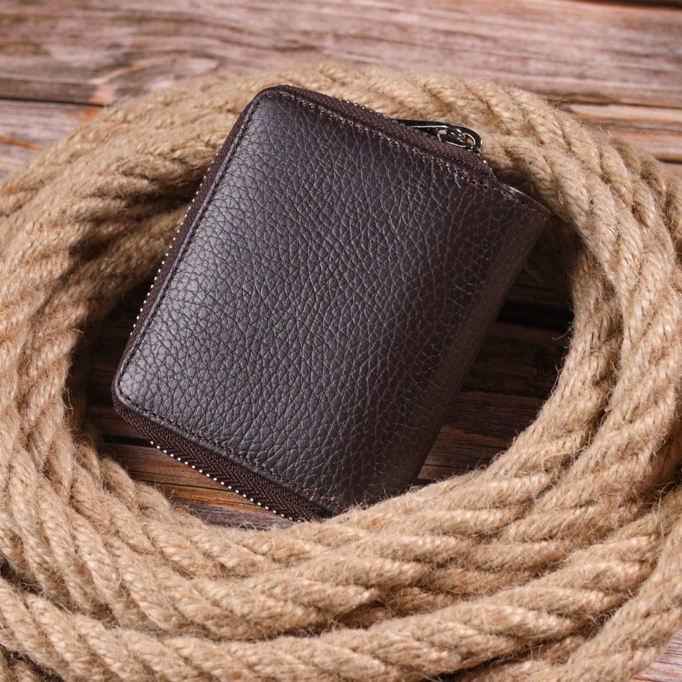 Невеликий жіночий гаманець із фактурної шкіри темно-коричневого кольору KARYA (2421412)