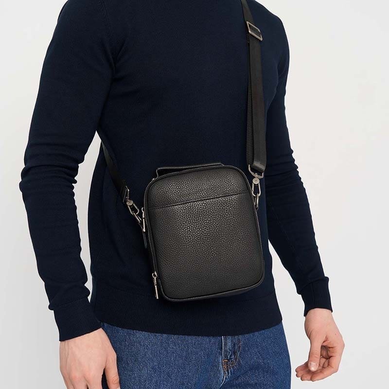 Маленька чоловіча сумка-барсетка чорного кольору з ручкою Ricco Grande (56014)