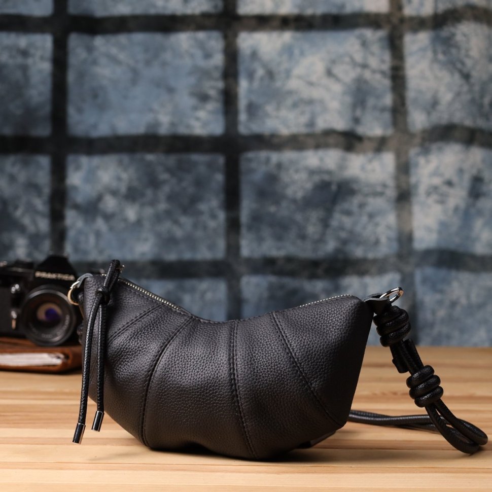 Напівкругла жіноча сумка з фактурної шкіри через плече Vintage 98214 чорного кольору modnotak фото №9