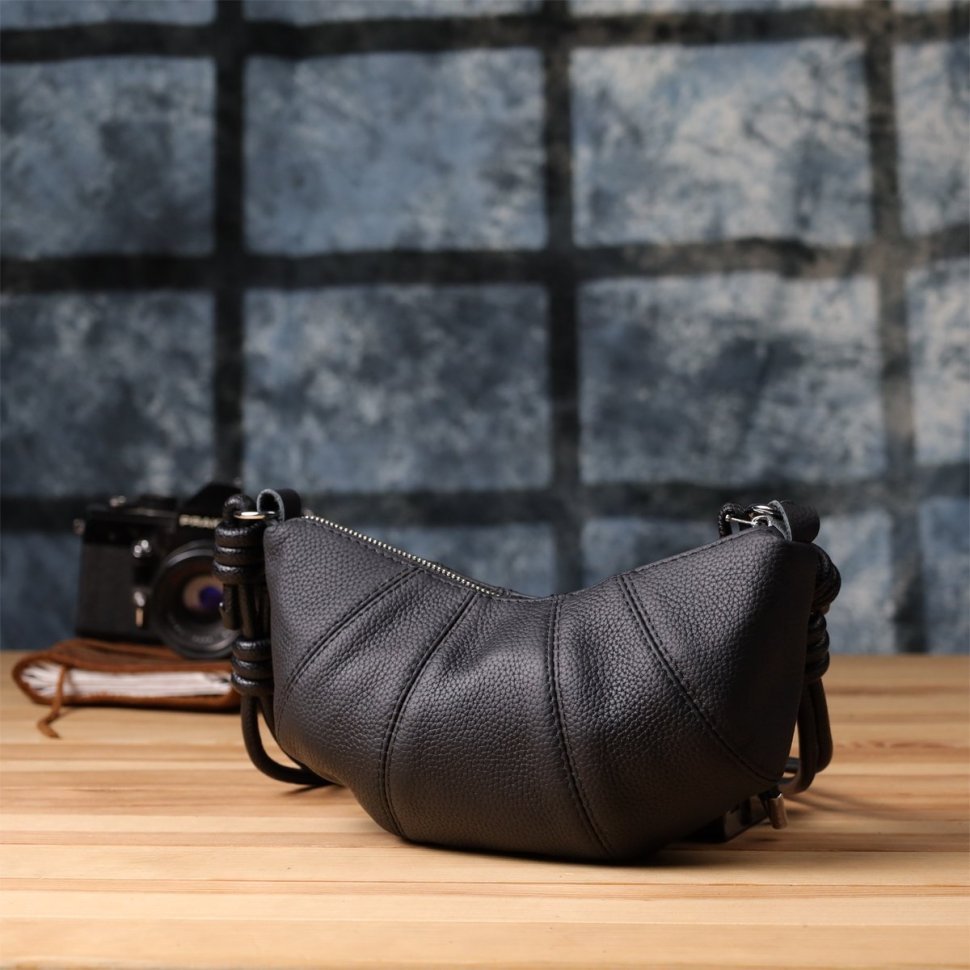 Напівкругла жіноча сумка з фактурної шкіри через плече Vintage 98214 чорного кольору modnotak фото №10